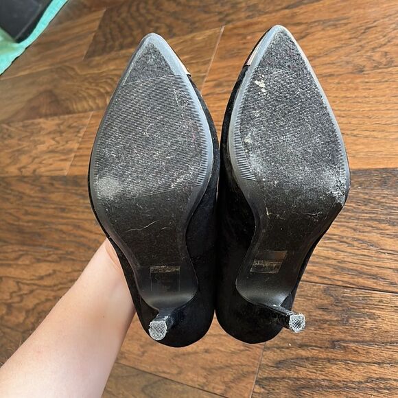 Black faux suede size 6.5 women’s heels with metal / metallic toe - Picture 2 of 12